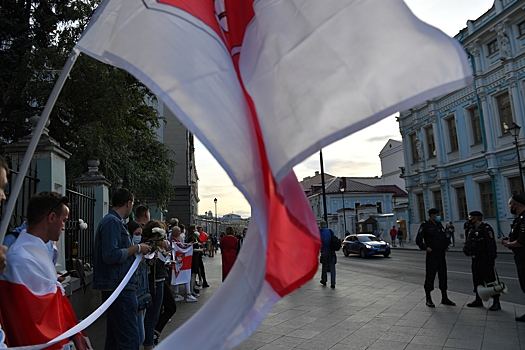 К посольству Белоруссии в Москве принесли драники со сметаной