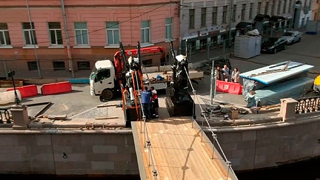 Знаменитых грифонов вернули на Банковский мост в Санкт-Петербурге