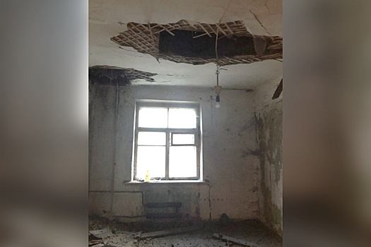 «Тефтелев обещал помочь»: жители челябинской двухэтажки с рухнувшим потолком просят о расселении