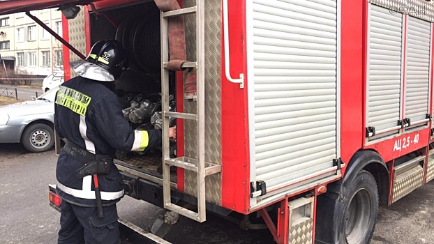 Тринадцать пожарных тушили гараж в Мурманске