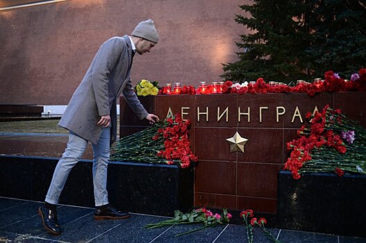 Цветы в память о погибших в метро Санкт–Петербурга