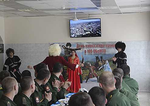 В День России праздничное меню военнослужащих ЦВО разнообразят фруктами и шоколадом