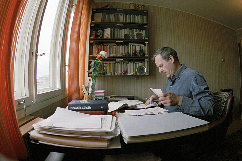 Председатель Ленсовета Анатолий Собчак работает у себя дома, 1990 год