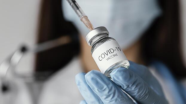 Биолог объяснил, чем опасна частая вакцинация от коронавируса