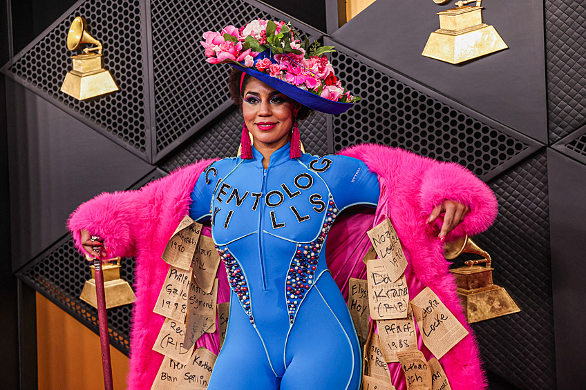 Певица Джой Вилья на красной дорожке во время церемонии «Грэмми» 