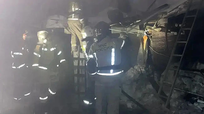 На ночном пожаре в Оренбурге пострадал человек