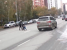 Мать с ребенком в коляске перебежала шестиполосную дорогу в Новосибирске