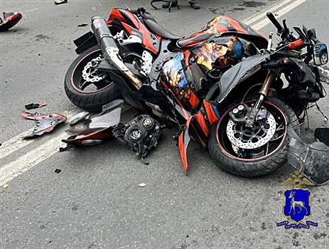 В Сызрани "Гранта" наехала на мотоциклиста, а тот врезался в припаркованный Renault