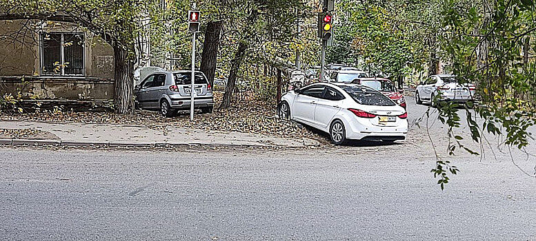 В Саратове автомобили участников ДТП вынесло к жилому дому на тротуар