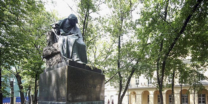 Как у Арбатской площади появилось три памятника Гоголю