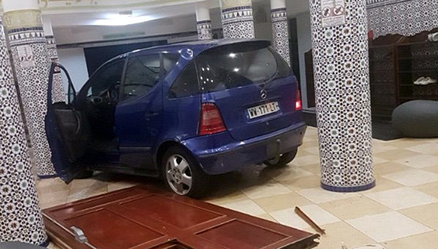 Водитель въехал во французскую мечеть на машине и сбежал