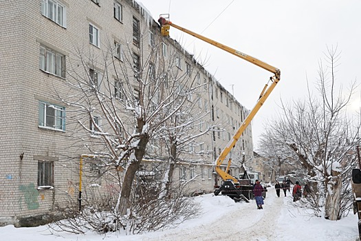 В Дзержинске ведется активная работа по очистке крыш от снега и наледи