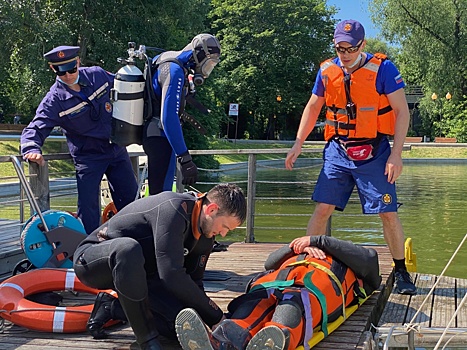 Водные спасатели провели тренировку в парке Горького