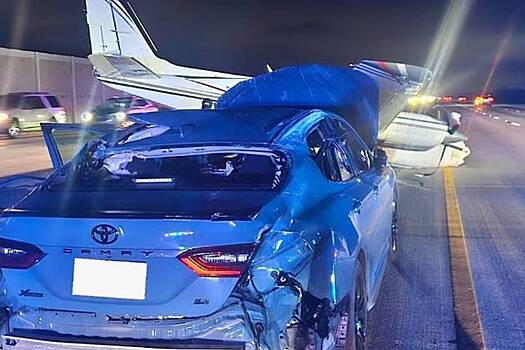 Женщина пострадала от врезавшегося в ее машину самолета в США