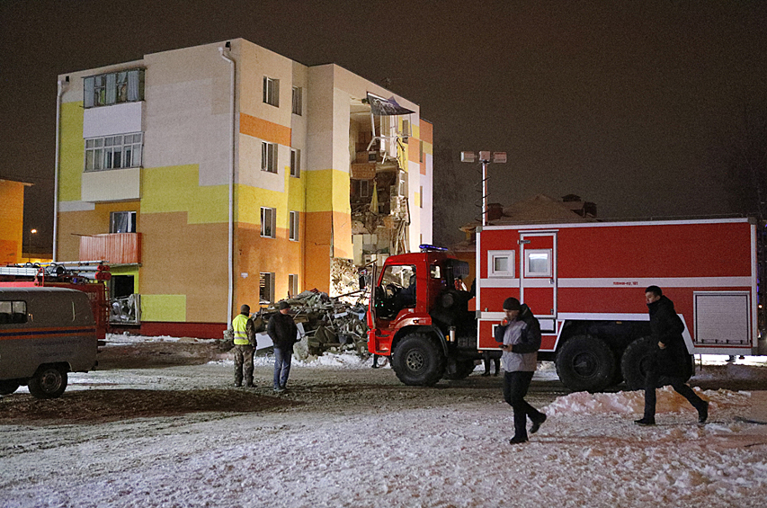 В рухнувшей части дома прописаны 24 человека, 18 из них эвакуированы. По информации ТАСС, взрыв прогремел на первом этаже.