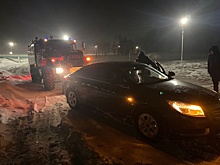 В Курской области семья с двумя детьми на машине застряла в сугробе