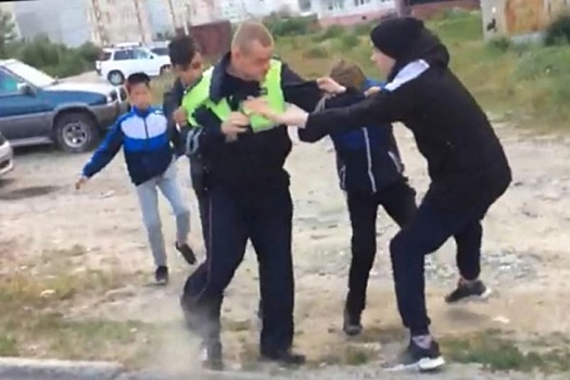 На Колыме подростки напали на полицейских