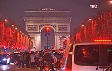 Карл Лагерфельд зажег рождественские огни в Париже