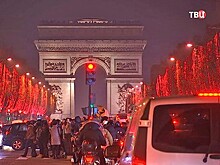Карл Лагерфельд зажег рождественские огни в Париже