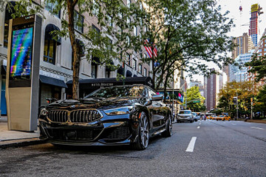 BMW 8 серии Gran Coupe G16 в темно-черном цвете на улицах Нью-Йорка