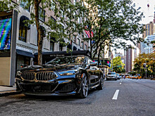 BMW 8 серии Gran Coupe G16 в темно-черном цвете на улицах Нью-Йорка