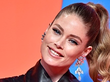 «Ангел» Victoria's Secret появилась на обложке Vogue в жакете без бюстгальтера