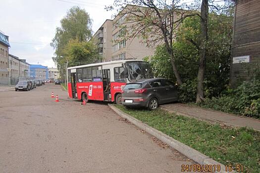 В Кирове столкнулись автобус и легковой автомобиль