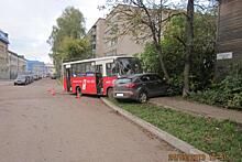 В Кирове столкнулись автобус и легковой автомобиль