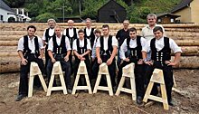 Немецкие плотники путешествовали 3 года, чтобы попасть на фестиваль ремесла на острове Кижи