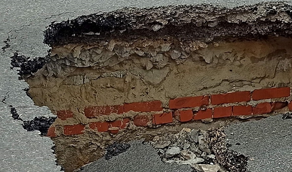 В Волгограде водитель автомобиля Lada Granta не заметил ограждения и провалился в яму