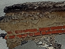 В Волгограде водитель автомобиля Lada Granta не заметил ограждения и провалился в яму