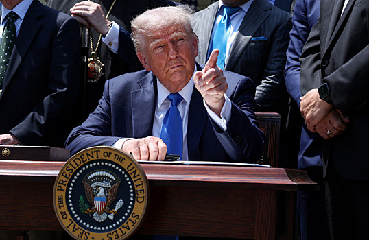 Трамп анонсировал вторичные санкции против покупателей иранской нефти