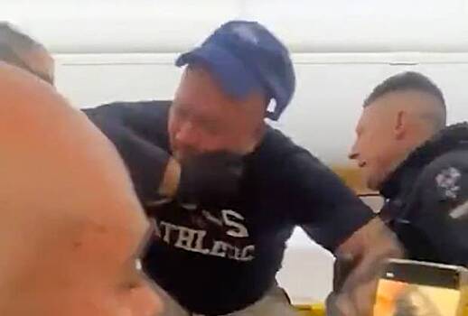 Разъяренный дебошир устроил драку в самолете, попал на видео и был выдворен с рейса за ухо