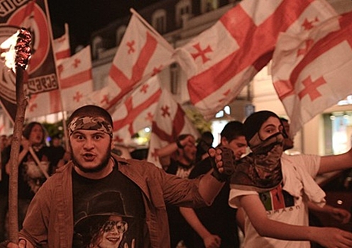 Перед парламентом в центре Тбилиси собрались более сотни протестующих
