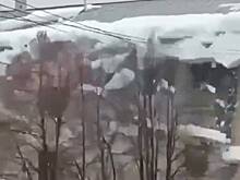 Обрушение лавины снега с крыши дома в Подмосковье попало на видео