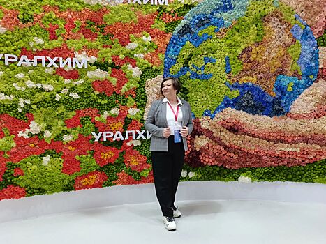Компания «Уралхим» удивила участников ПМЭФ-2022 панно из 120 тысяч живых цветов