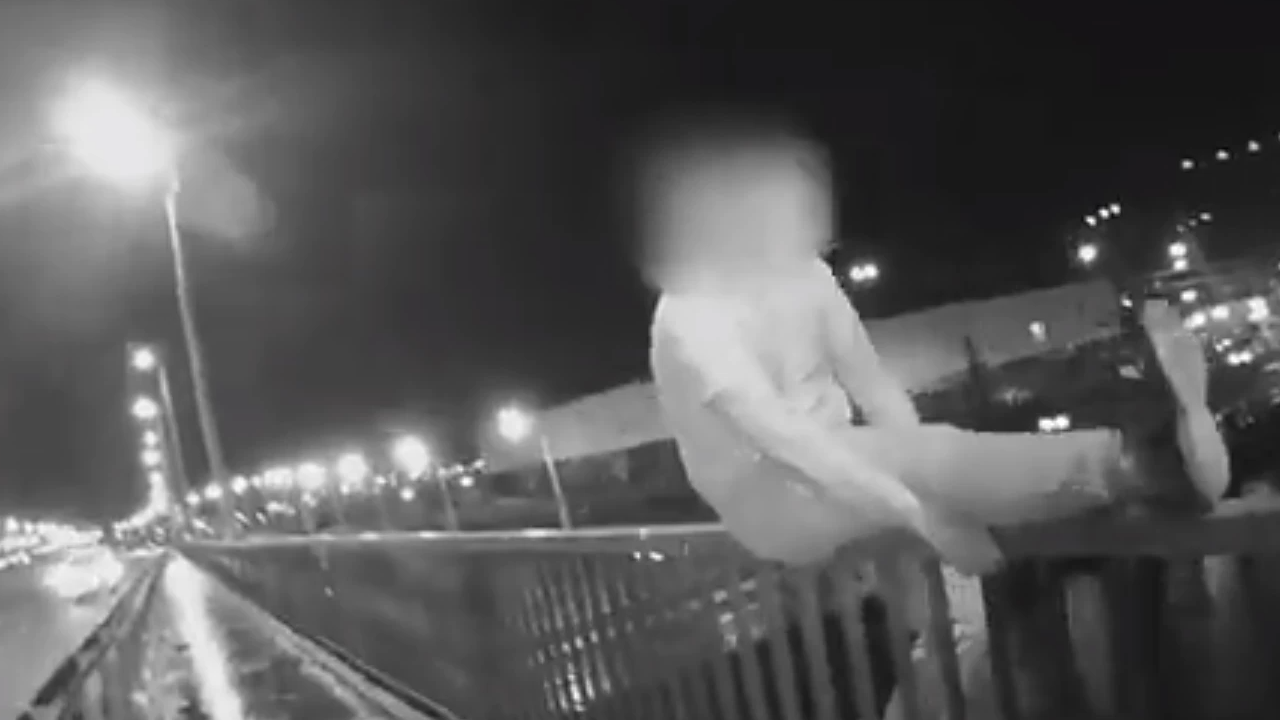 Полицейские в Калининграде показали видео спасения парня от падения с моста