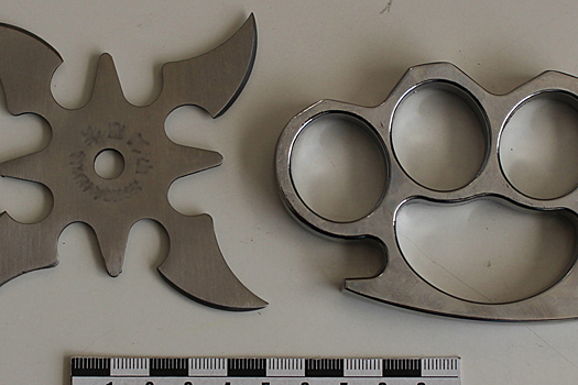 Вооруженную сюрикеном и кастетом девушку задержали в аэропорту Новосибирска