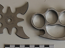 Вооруженную сюрикеном и кастетом девушку задержали в аэропорту Новосибирска