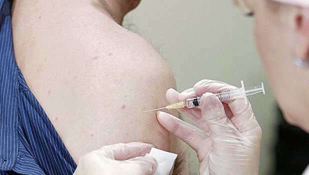 Более 200 человек сделали прививку от гриппа у станций метро