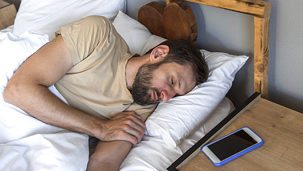 «Жертвы радиации»: можно ли спать со смартфоном под подушкой