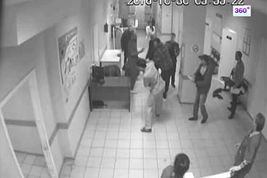 Потасовка врачей с посетителями самарской больницы попала на видео