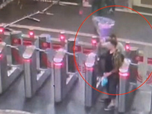 «Заяц» с букетом в московском метро ударил отказавшую ему пассажирку