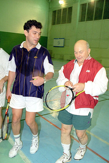 Борис Немцов и Юрий Лужков после игры в теннис, 1996 год