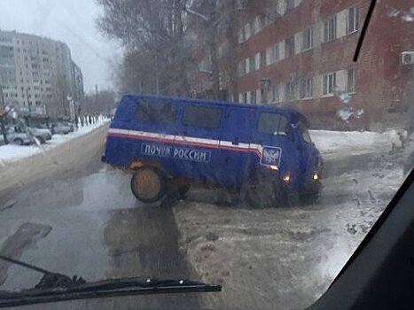 УАЗ почты провалился в яму в Ленинском районе
