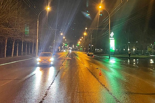 В Новосибирске мужчина попал сразу под два автомобиля и погиб