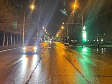 В Новосибирске мужчина попал сразу под два автомобиля и погиб