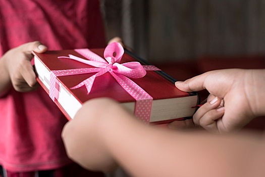 Психолог объяснила, можно ли передаривать подарки