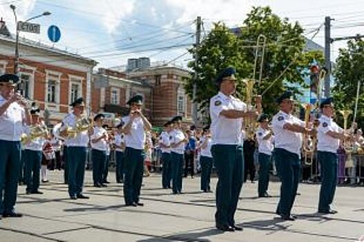 Пермский губернский военный оркестр исполнил марши в «трамвае-кабриолете»