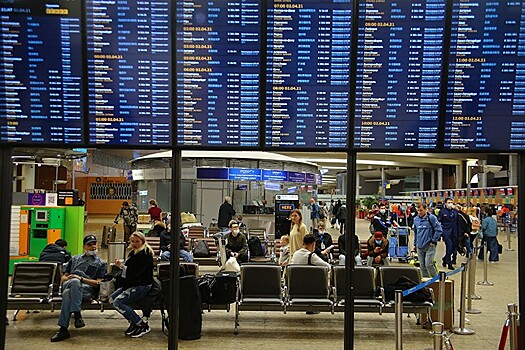 Около 20 рейсов задержали и отменили в аэропортах Москвы